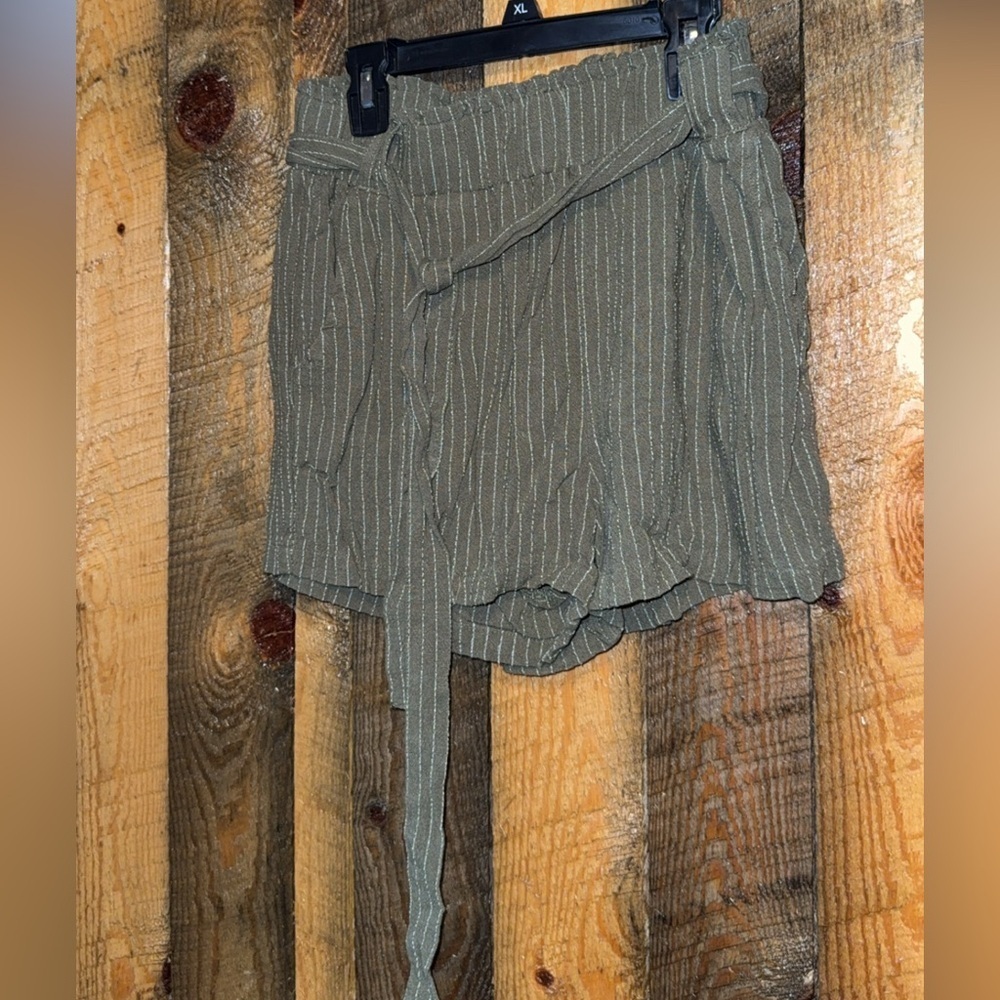 Super cute hem & thread shorts